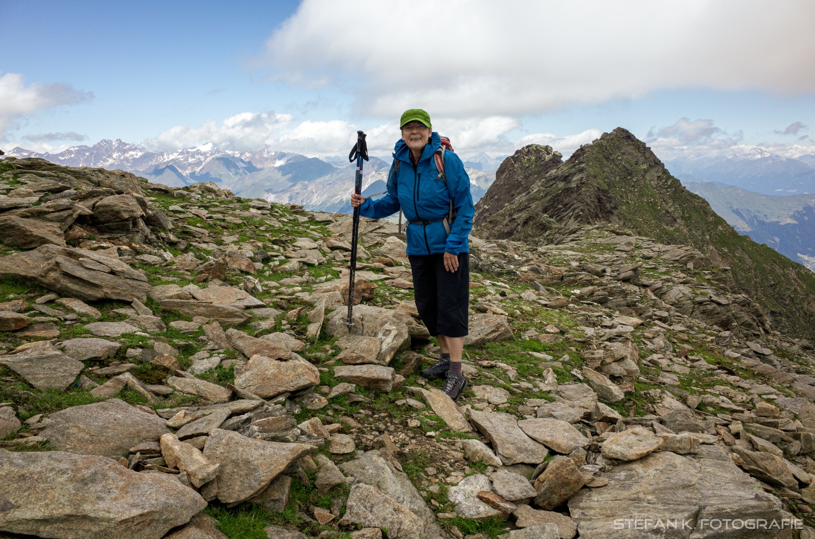 Suse mit der neu gewonnenen Windjacke